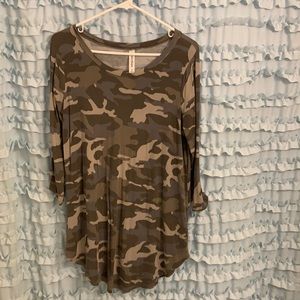 Camo 3/4 sleeve shirt. Size medium